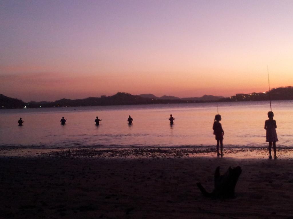 Hotel Casa Blanca Tamarindo Bagian luar foto